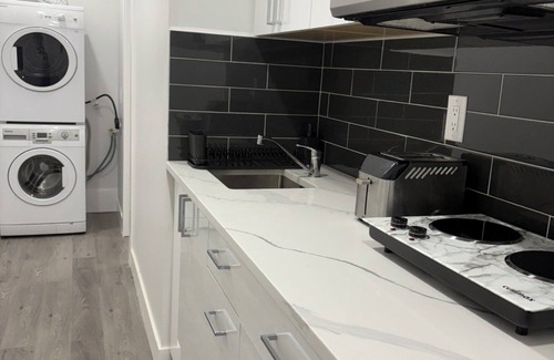 Richmond House | Bright Suite with Separate Work & Sleep Areas/Near YVR & Ferries Self checkin