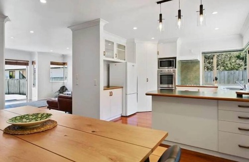 Upper Hutt House | Bright, Sunny Retreat – Walk to Lake & Town!