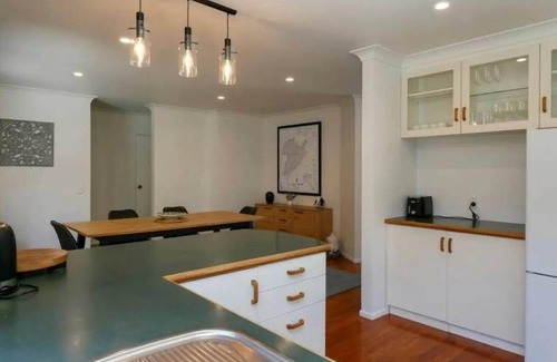 Upper Hutt House | Bright, Sunny Retreat – Walk to Lake & Town!