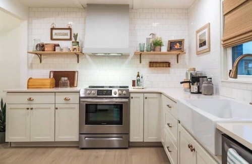 Joplin House | Bright & Super Stylish home w/perfect location!