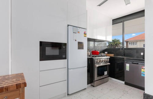 Tamarama Apartment | Bright Tamarama 2-Bed with Balcony Water View