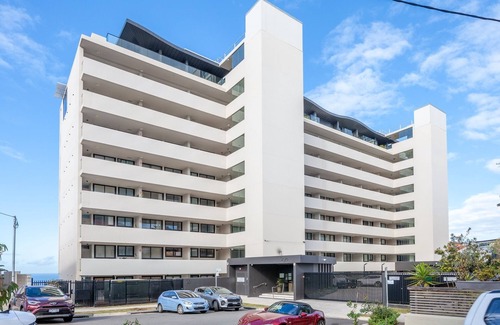 Tamarama Apartment | Bright Tamarama 2-Bed with Balcony Water View