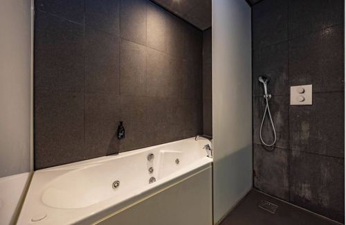 Uden Hotel | Bright Unit Near Climbing Park Garden Views Parking Included