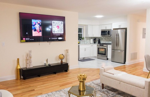 Newark Apartment | BrightOAK 3-bedroom apartment in Newark Close to NY