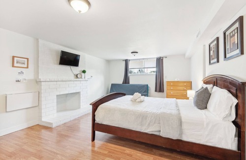 Brighton House | Brighton Retreat - Walk to Metro
