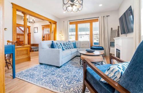 Cedar Falls House | Bring your crew, family, or friends - we have the rest