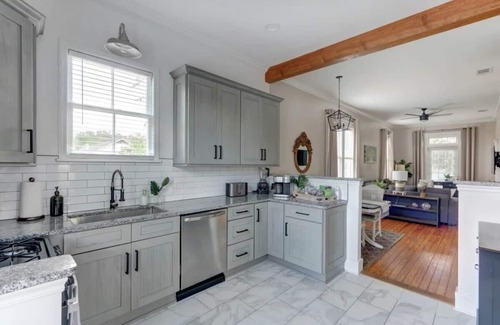 Historic District - North Apartment | Broad Flat, Modern | Relaxing | Walk to Everything