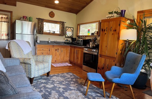 Hot Springs Cabin | Broadwing Farm Cedar Cabin- Hot Tub with Fresh, Hot Mineral Water - 85 Acre Farm