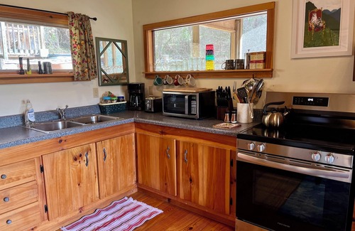Hot Springs Cabin | Broadwing Farm Cedar Cabin- Hot Tub with Fresh, Hot Mineral Water - 85 Acre Farm
