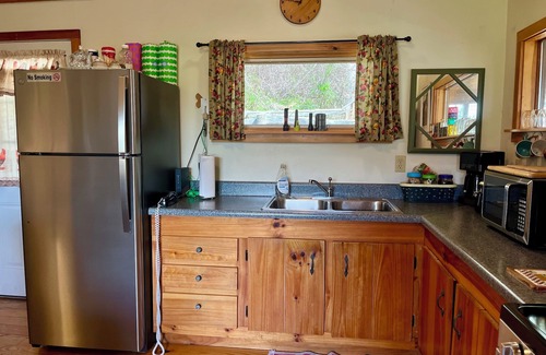 Hot Springs Cabin | Broadwing Farm Cedar Cabin- Hot Tub with Fresh, Hot Mineral Water - 85 Acre Farm