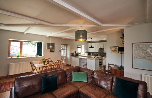 Llanybri House | Brofallen- Spacious pet friendly bungalow with amazing coastal views