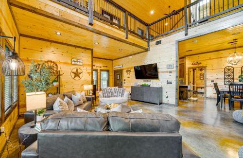 Broken Bow House | Broken Bow Cabin Near Choctaw Casino Hot Tub!