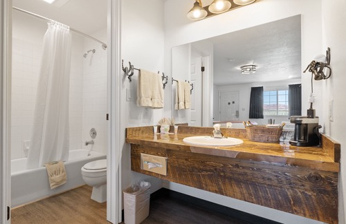 Torrey Hotel | Broken Spur Inn & Steakhouse
