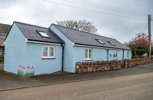 Brynsiencyn Cottage | Bron Haul - sleeps 2 guests in 1 bedroom