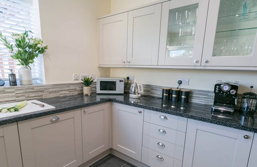 Llanerchymedd Cottage | Bron Heulog - a dog that sleeps 6 guests in 3 bedrooms