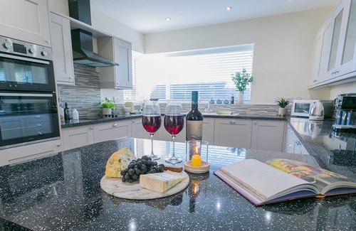 Llanerchymedd Cottage | Bron Heulog - a dog that sleeps 6 guests in 3 bedrooms