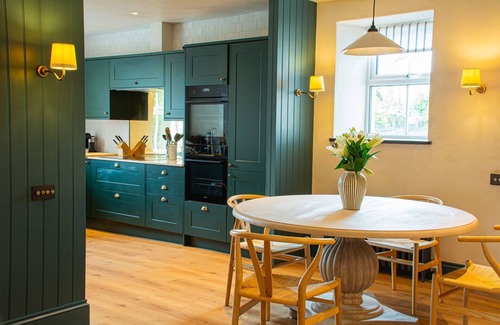 Pentrefelin Cottage | Bron y Gadair - sleeps 8 guests in 4 bedrooms