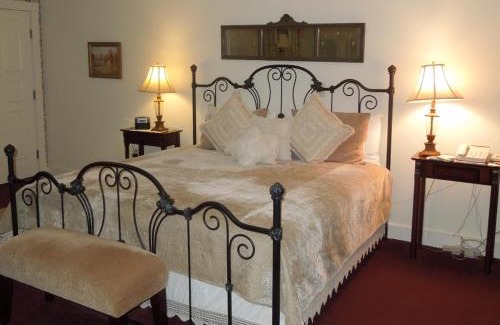Lenox Bed & Breakfast | Brook Farm Inn