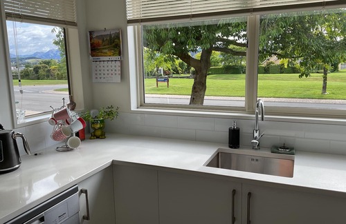Wanaka House | Brook Green on Meadowstone (Free WIFI) Quiet area close to town