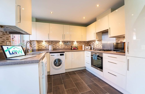 Horley House | Brookfield | 4BR House | Private Garden & Parking