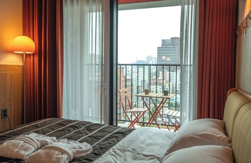 Daehangno Hotel | Brooklyn Blues