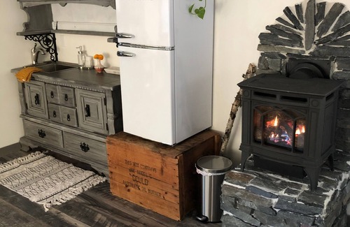 Washington Cottage | Brookside cabin on Budding Homestead