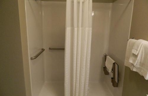Algona Hotel | Brookstone Lodge & Suites