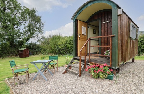 Llanfihangel Tal-y-llyn Cottage | BROWN HARE SHEPHERDS HUT, pet friendly, with open fire in Llangorse