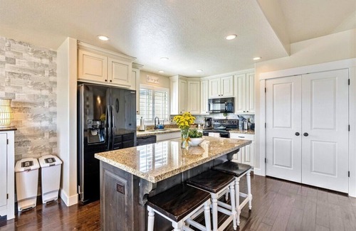 Eagle Mountain House | Brown Mountain Home: Pet Friendly, 30+ day special!