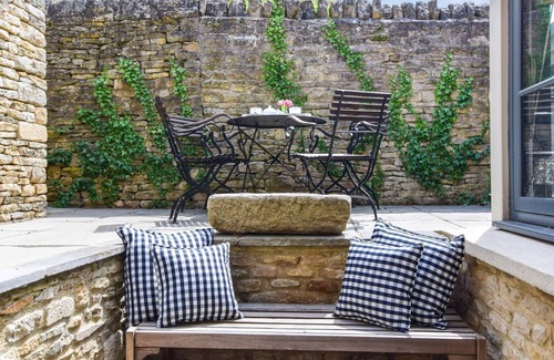 Charlbury Cottage | Browns Cottage - sleeps 5 guests in 3 bedrooms