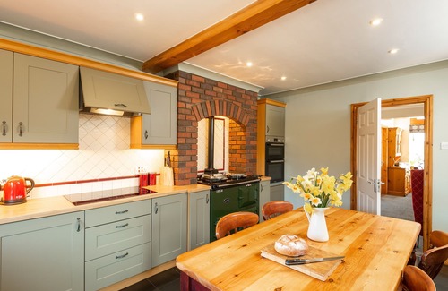 Coniston Cottage | BROWSIDE, pet friendly, with hot tub in Coniston