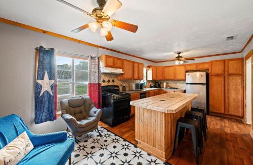 Hico House | Brushy Bills Farmhouse Horse Motel Pet Sleeps 7 by Vacation Your Way