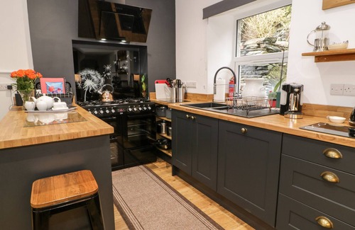 Bontddu Cottage | BRYN GOLEU, pet friendly, character holiday cottage in Dolgellau
