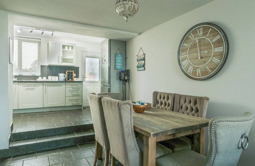 Moelfre Cottage | BRYN TIRION, pet friendly, country holiday cottage in Moelfre