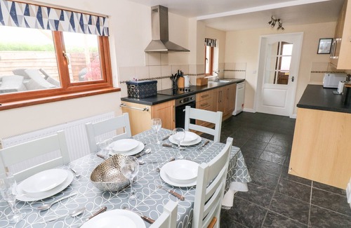 Llangynin Cottage | BRYNAWEL, pet friendly, with hot tub in Llanboidy