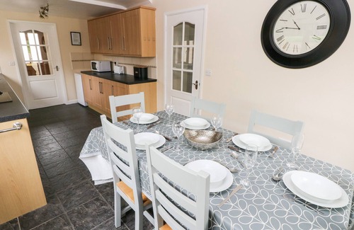Llangynin Cottage | BRYNAWEL, pet friendly, with hot tub in Llanboidy