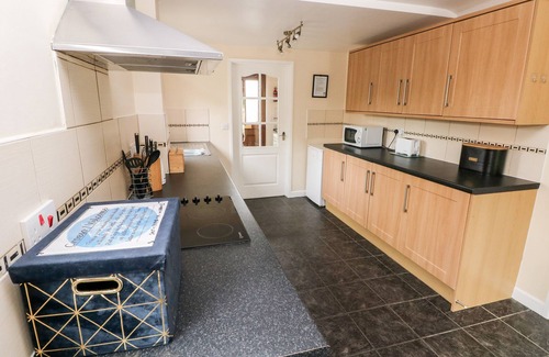 Llangynin Cottage | BRYNAWEL, pet friendly, with hot tub in Llanboidy