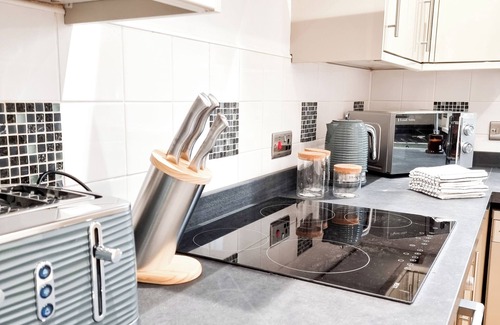 Uplands Apartment | Brynmill Flat Sleeps 3/5 | Close to Beach, Uni & Park | Free Wifi | Free Parking