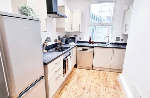 Uplands Apartment | Brynmill Flat Sleeps 3/5 | Close to Beach, Uni & Park | Free Wifi | Free Parking