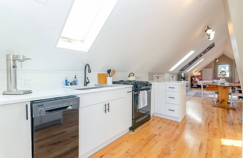 Wicker Park Apartment | Bucktown Loft - top floor, near Bloomingdale Trail
