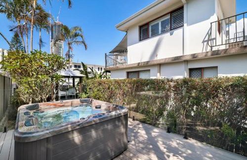 Surfers Paradise Villa | Budds Villa 1 By Khove