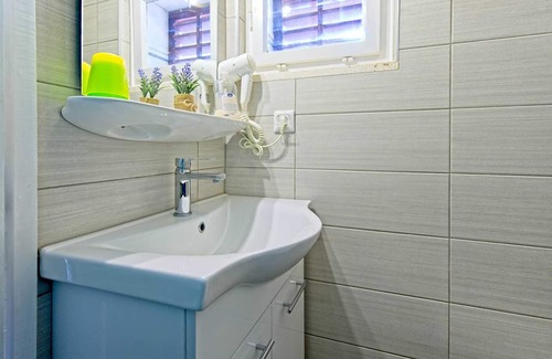 Pomena Apartment | Budget double room close to National Park & lakes