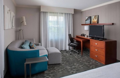 South Lowell Hotel | Budget-Friendly Bliss! 2 Posh Units, Close to New England Quilt Museum