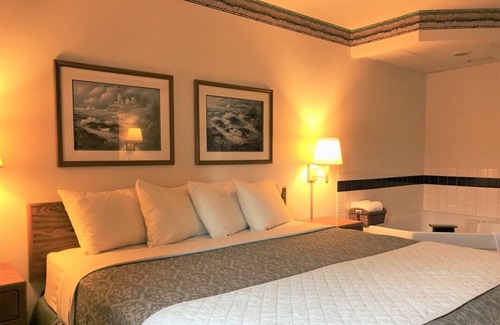 Thorp House | Budget-Friendly Getaway, Free Breakfast & Free Parking, Steps to Conway Park