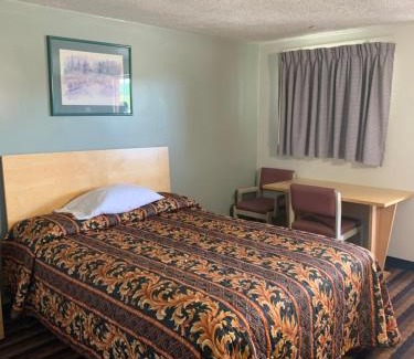 Newton Falls Hotel | Budget Lodge Newton Falls