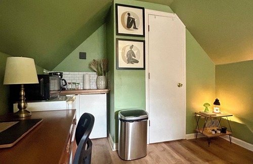 West Orange Apartment | ⭐️Budget Luxe Private Suite, PARKING, 30minsNYC, Hypoallergenic Toiletries⭐️
