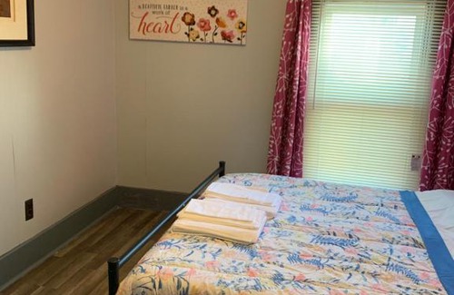 Pontiac House | Budget Room in Pontiac House near Downtown Pontiac Affordable to Stay