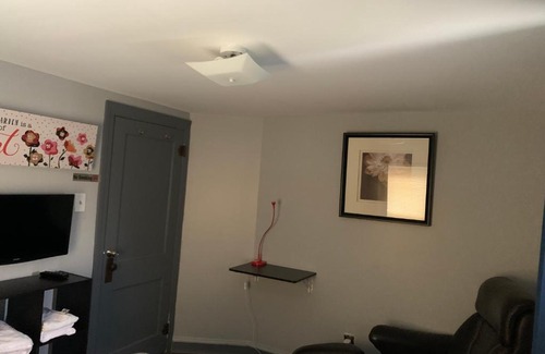 Pontiac House | Budget Room in Pontiac House near Downtown Pontiac Affordable to Stay