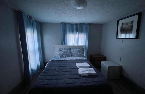 Pontiac House | Budget Room in Pontiac House near Downtown Pontiac Affordable to Stay