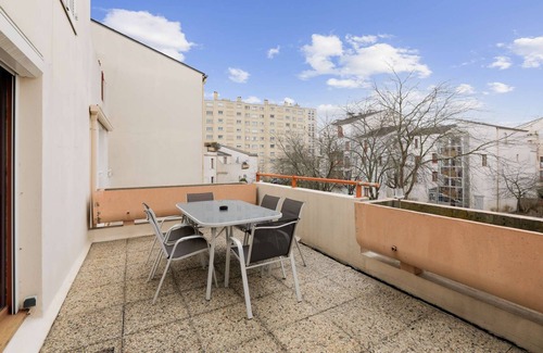Mantes-la-Jolie Apartment | Budget spacious apart with terrace